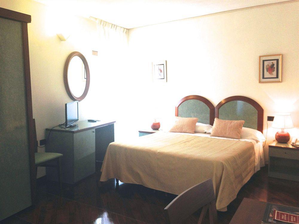 Hotel Degli Oleandri Sirmione Zewnętrze zdjęcie